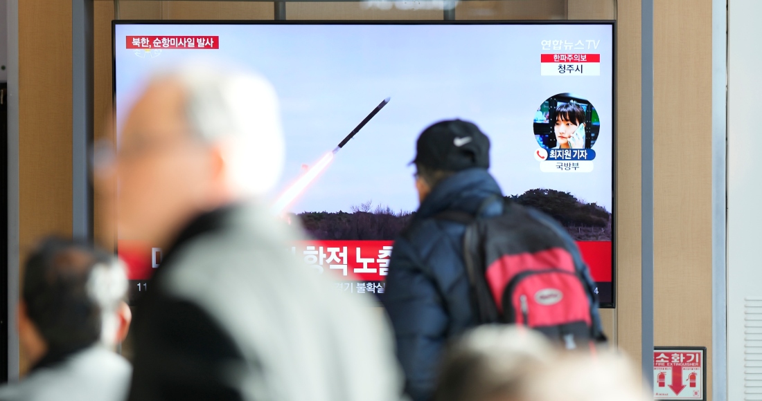 Una pantalla de televisión muestra imágenes de archivo durante un reporte sobre el lanzamiento misiles crucero norcoreanos en un programa noticioso, el miércoles 24 de enero de 2024, en Seúl, Corea del Sur.