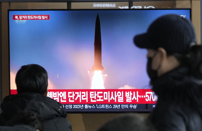 Una pantalla de televisión muestra una imagen de archivo de un lanzamiento de misil norcoreano, durante un noticiero visto en la estación de tren de Seúl, Corea del Sur, el lunes 18 de diciembre de 2023.