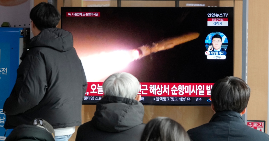 Una pantalla de TV muestra una imagen del lanzamiento de un misil en Corea del Norte durante un programa de noticias en la estación de tren de Seúl, en Corea del Sur, el domingo 28 de enero de 2024.