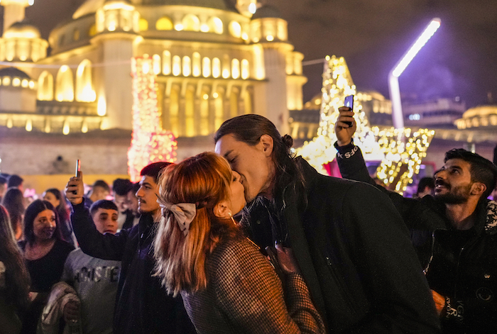 Una pareja se besa para celebrar la llegada del Año Nuevo el 1 de enero de 2024, en la Plaza Taksim, en el centro de Estambul, Turquía.