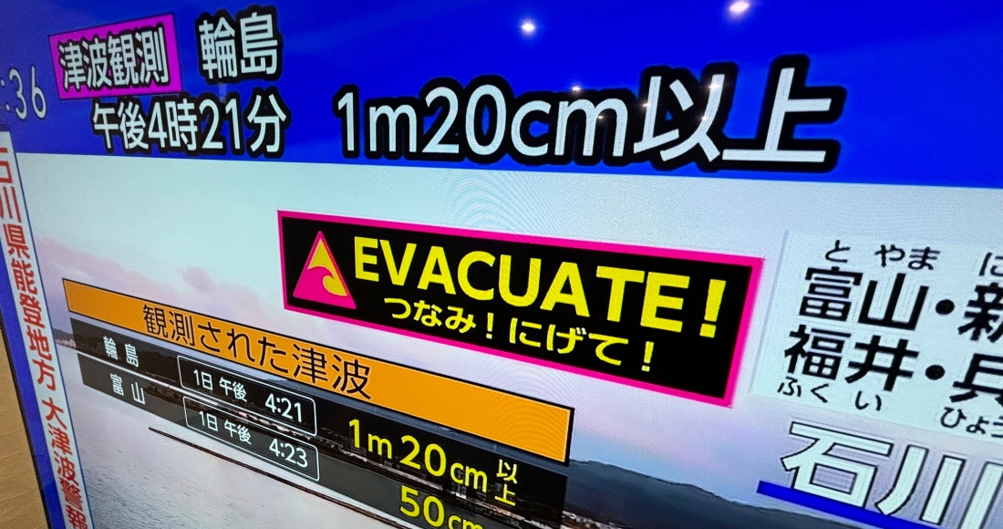 Una televisión muestra un aviso de tsunami, en Yokohama, cerca de Tokio, el 1 de enero de 2024.