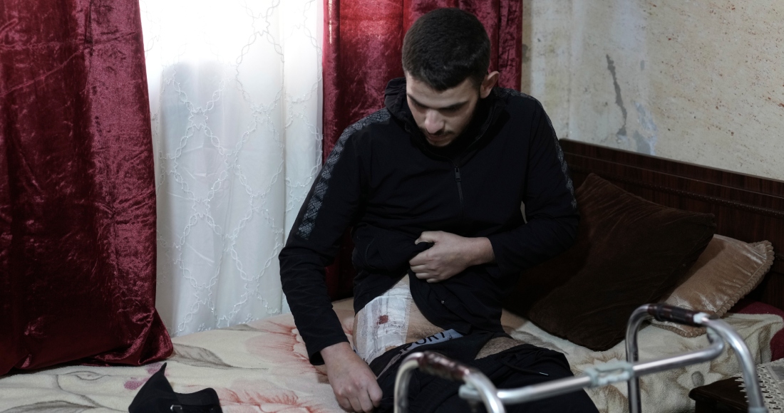 Mohammed Rimawi se recupera de sus heridas el domingo 7 de enero de 2024, tras ser baleado por las fuerzas israelíes la semana pasada en Beit Rima, Cisjordania, en un incidente en el que también resultó herido su hermano y murió un joven de 17 años. Foto: Mahmoud Illean, AP