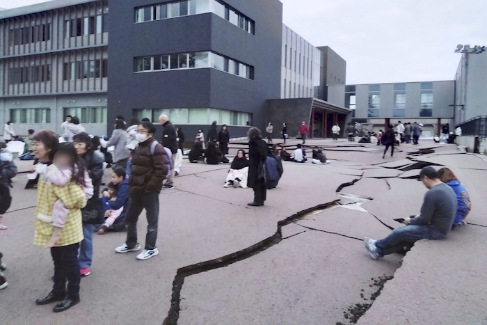 En la imagen, vista de las grietas en una calle luego de un potente sismo, en Wajima, en la prefectura de Ishikawa, Japón, el 1 de enero de 2024.