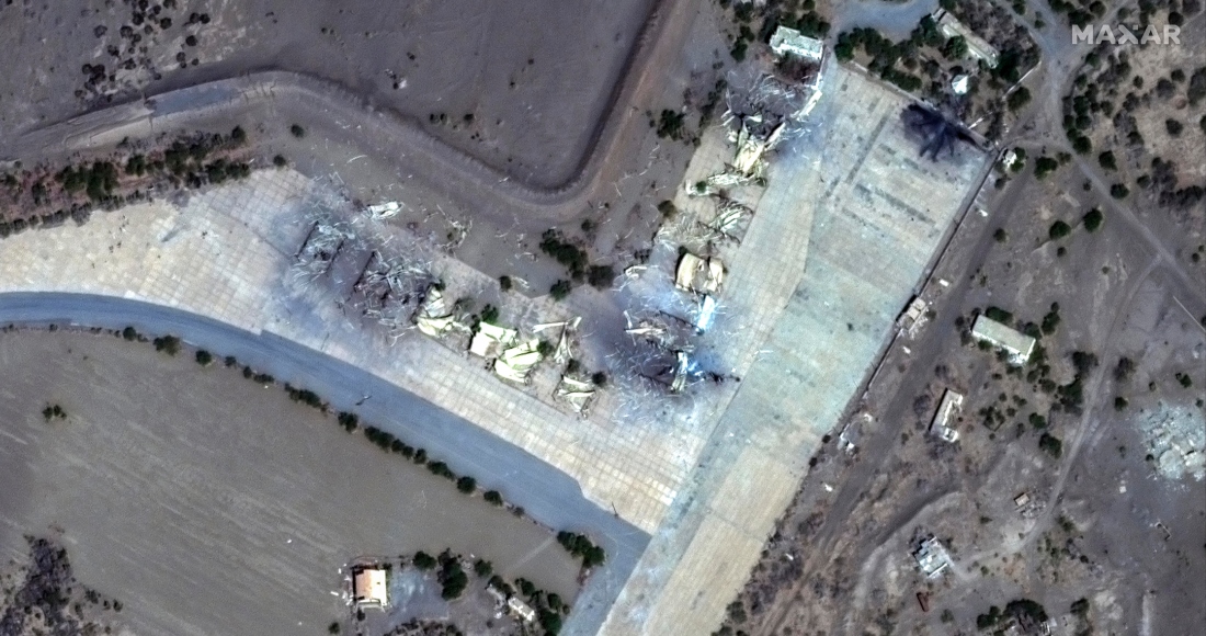 Esta imagen satelital del viernes 12 de enero de 2024, suministrada por Maxar Technologies, muestra refugios destruidos en el aeropuerto de Al Hudaydah, en Yemen. Foto: Maxar Technologies vía AP