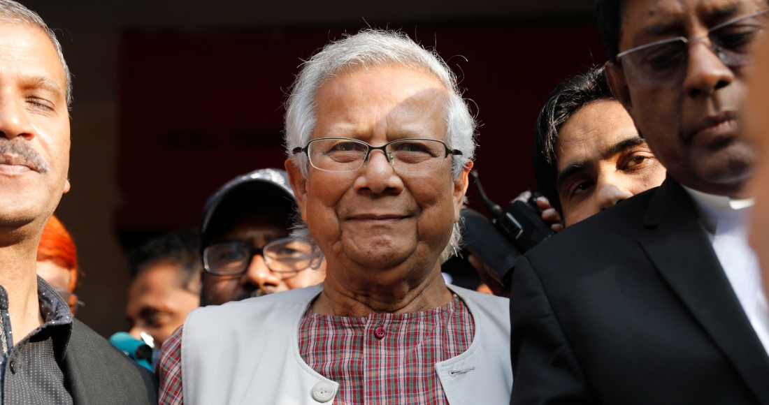 El premio Nobel de la Paz, Muhammad Yunus, sale de un tribunal laboral tras recibir una pena de seis meses de prisión por violar las leyes laborales del país, en Daca, Bangladesh, el lunes 1 de enero de 2024. Foto: Mahmud Hossain Opu, AP