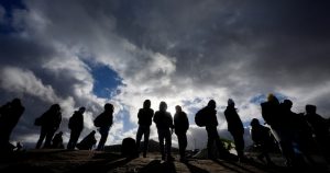 Solicitantes de asilo esperan a ser procesados el viernes 2 de febrero de 2024 en un campamento improvisado cerca de Jacumba Hot Springs, California, luego de cruzar la frontera sur de Estados Unidos.