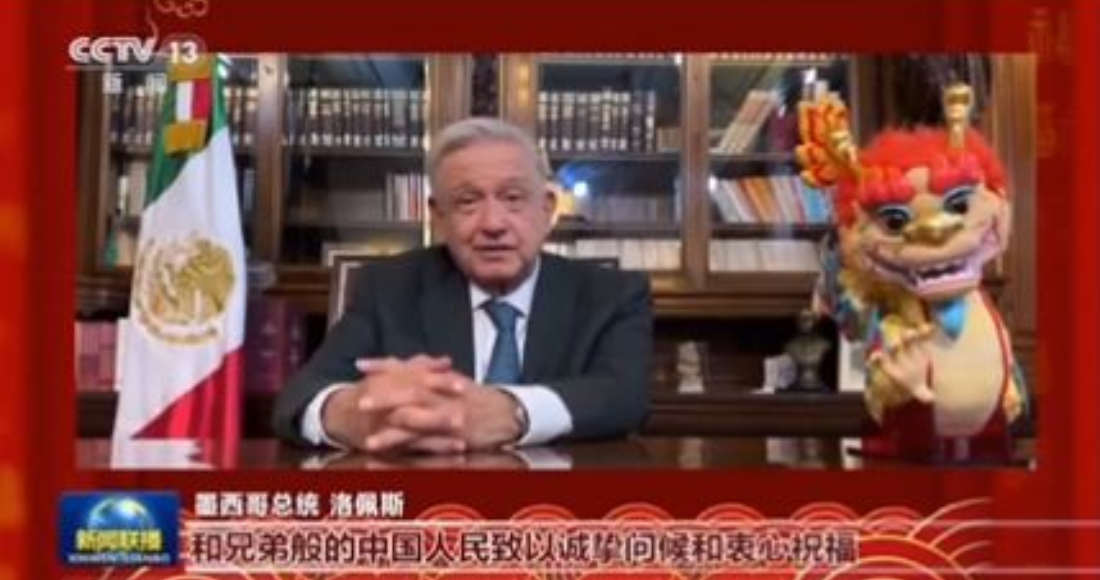 El video fue dado a conocer por la Embajada de China en México, en donde aparece el Presidente de México en su despacho al interior del Palacio Nacional deseando que el Año del Dragón, que comienza el próximo 10 de febrero, traiga prosperidad, paz y bienestar.