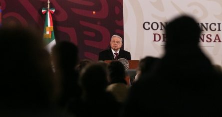 El Presidente Andrés Manuel López Obrador en conferencia.