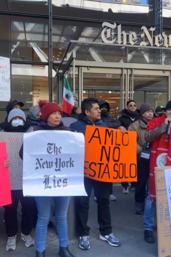 Mexicanos y personas originarias de otros países de América Latina apoyan al Presidente mexicano Andrés Manuel López Obrador durante una protesta a las afueras del periódico estadounidense "Ney York Times", en Nueva York, Estados Unidos.