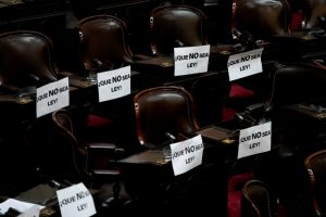 Carteles de rechazo pegados en los asientos de los legisladores al final de la sesión en la que se aprobó en general la reforma económica del presidente argentino Javier Milei en la Cámara de Diputados, en Buenos Aires, Argentina, el viernes 2 de febrero de 2024.