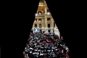 La reforma, que incluye una variedad de medidas económicas, administrativas, penales y hasta medioambientales, fue aprobada en general y debe ahora ser debatida artículo por artículo antes de ser enviada al Senado.