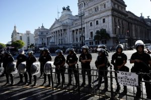 La policía resguarda el Congreso donde se aprobó en general la reforma del presidente Javier Milei por la Cámara de Diputados en Buenos Aires, Argentina, el viernes 2 de febrero de 2024