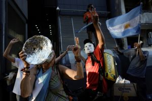 Manifestantes antigobierno protestan en las afueras del Congreso tras la aprobación en general de la reforma económica promovida por el presidente argentino en la Cámara de Diputados, en Buenos Aires, Argentina, el viernes 2 de febrero de 2024. 