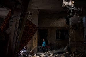 Un niño palestino observa los daños que sufrió su vivienda familiar tras un ataque israelí, en Rafah, en el sur de la Franja de Gaza, el 8 de febrero de 2024. 