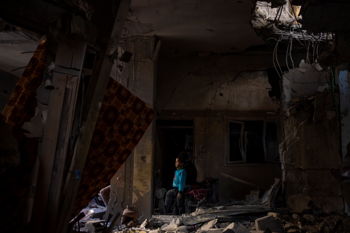 Un niño palestino observa los daños que sufrió su vivienda familiar tras un ataque israelí, en Rafah, en el sur de la Franja de Gaza, el 8 de febrero de 2024.