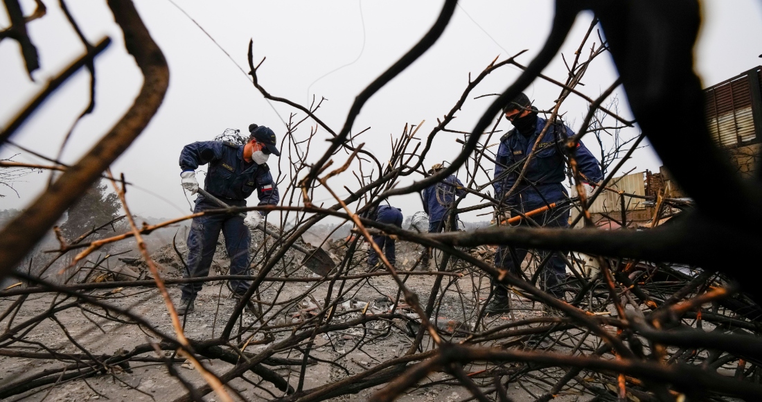 Miembros de la Armada de Chile limpian áreas quemadas del barrio Villa Independencia que fue afectado por incendios forestales en Viña del Mar, Chile, el martes 6 de febrero de 2024.