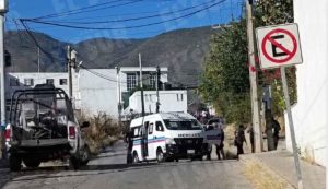 En otro hecho, a las 8 de la mañana hombres armados incendiaron un taxi en el libramiento Chilpancingo-Petaquillas, en su interior quedó el chofer calcinado.