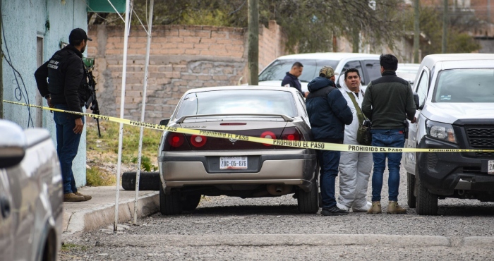 Fue asesinado un hombre en el interior de un domicilio de la calle Pánfilo Natera de la comunidad de Plateros. Alrededor de las 12:00 hrs sujetos armados llegaron al domicilio y dispararon en contra de Jorge Monreal Martínez, hiriendo en el ataque a un niño de seis años. 