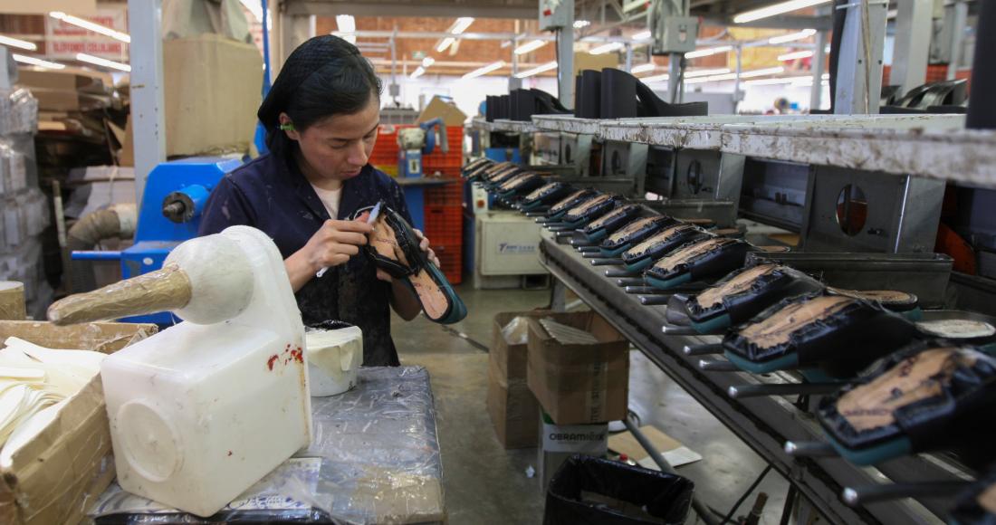 Una mujer trabaja en una maquiladora de calzado en León, México, el 7 de febrero de 2023.