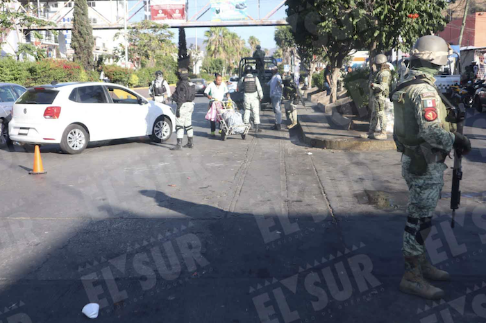 En una acción para reactivar el transporte público, el Ejército y la Guardia Nacional instalaron un operativo en la avenida Insurgentes, frente al mercado central Baltazar R.Leyva Mancilla, donde llegaban todas las Urvan.