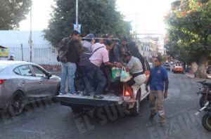 Los comercios, farmacias y bancos abrieron, pero los trabajadores se quejaron que tuvieron que caminar para poder llegar.