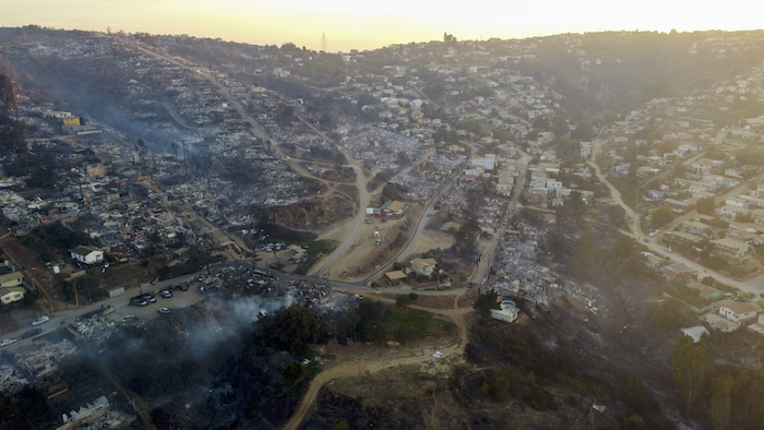 Columnas de humo se alzan sobre el barrio Villa Independencia, alcanzado por las llamas de un incendio forestal en Viña del Mar, Chile, sábado 3 de febrero de 2024.