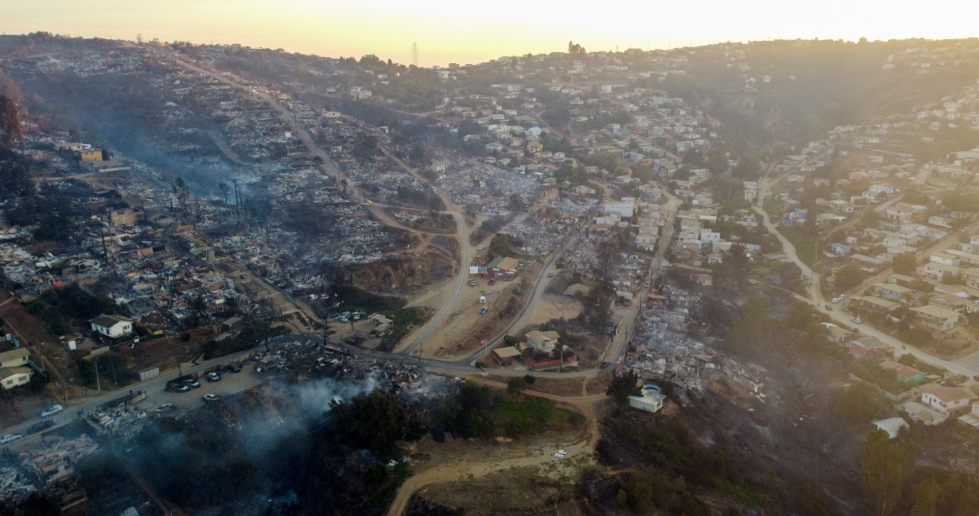 Columnas de humo se alzan sobre el barrio Villa Independencia, alcanzado por las llamas de un incendio forestal en Viña del Mar, Chile, sábado 3 de febrero de 2024.