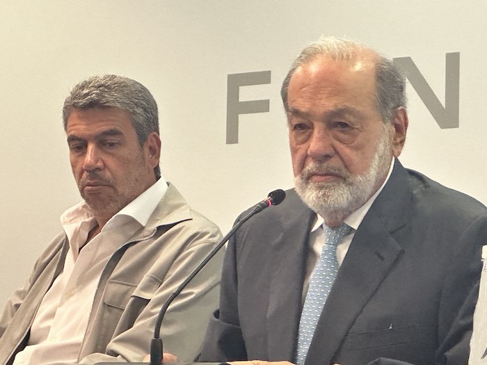 El empresario mexicano Carlos Slim Helú dijo este lunes que considera “estupendo” que hoy exista separación de poderes.