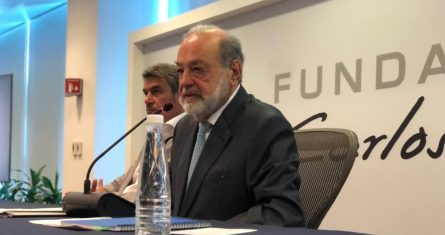 El empresario mexicano Carlos Slim Helú ofreció una conferencia de prensa este lunes.