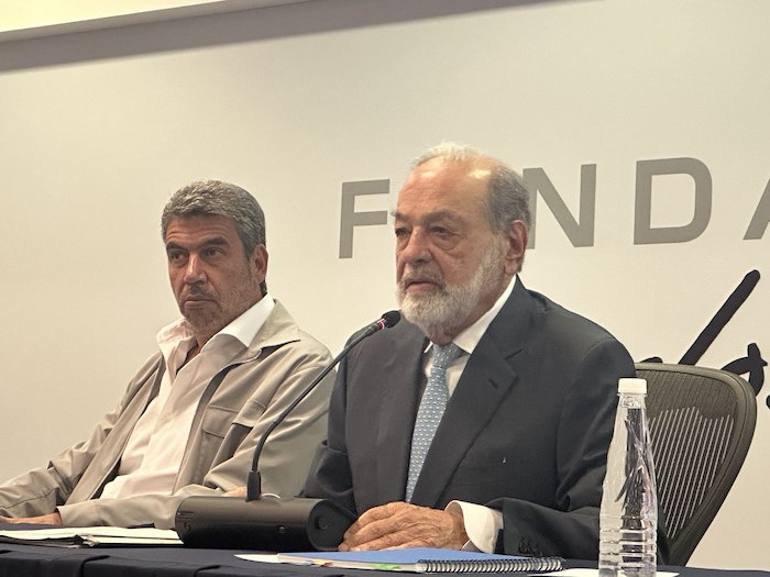 El empresario mexicano Carlos Slim Helú se abrió un espacio para responder a las preguntas de la prensa.