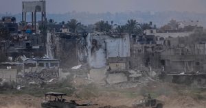 Soldados israelíes operan en la Franja de Gaza, vistos desde el sur de Israel, el 13 de febrero de 2024.