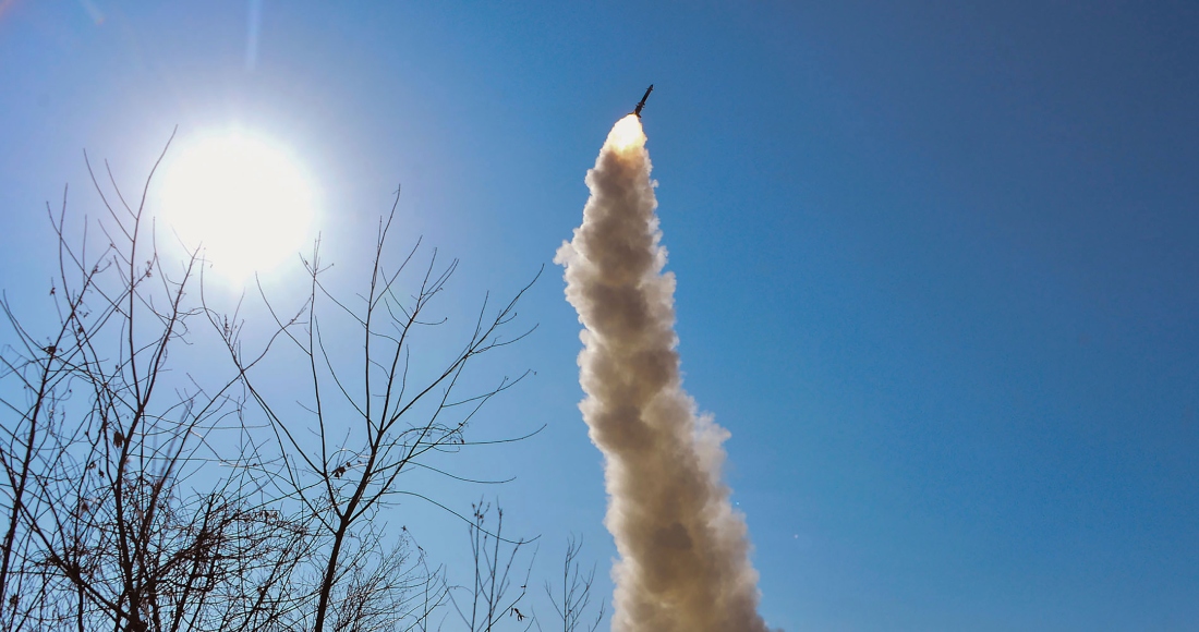 En esta imagen, distribuida por el Gobierno de Corea del Norte, se muestra lo que se dice que es el lanzamiento de un nuevo misil antiaéreo, en Corea del Norte, el 2 de febrero de 2024. Foto: Agencia Central de Noticias de Corea, Korea News Service vía AP