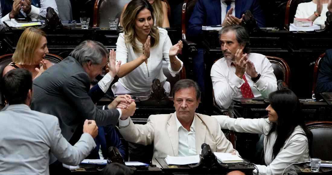 El legislador Óscar Zago recibe felicitaciones por su intervención durante el debate de la reforma económica del presidente argentino Javier Milei que fue aprobada en general por la Cámara de Diputados, en Buenos Aires, Argentina, el viernes 2 de febrero de 2024. La reforma, que incluye una variedad de medidas económicas, administrativas, penales y hasta medioambientales, debe ahora ser debatida artículo por artículo antes de ser enviada al Senado.