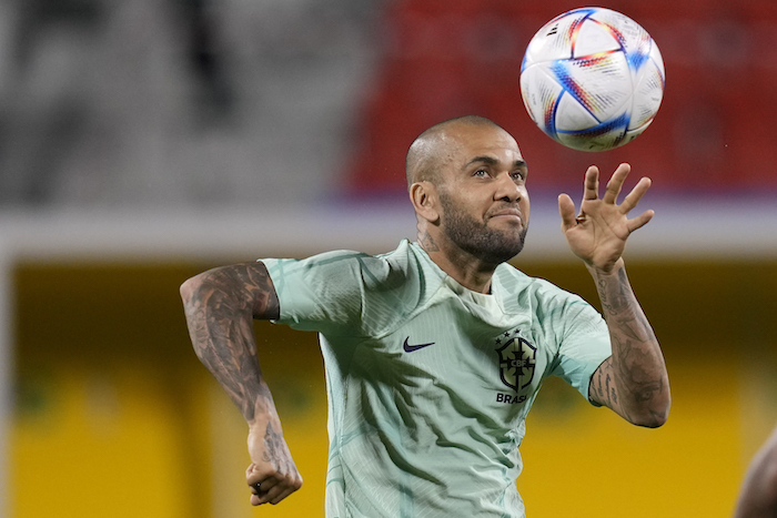 El defensor de Brasil Dani Alves practica durante una sesión de entrenamientos en el estadio Grand Hamad, en Doha, Catar, el 4 de diciembre de 2022.