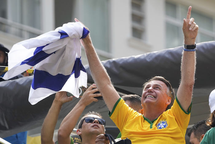 El expresidente brasileño Jair Bolsonaro alza los brazos ante sus simpatizantes durante un mitin el domingo 25 de febrero de 2024, en Sao Paulo.