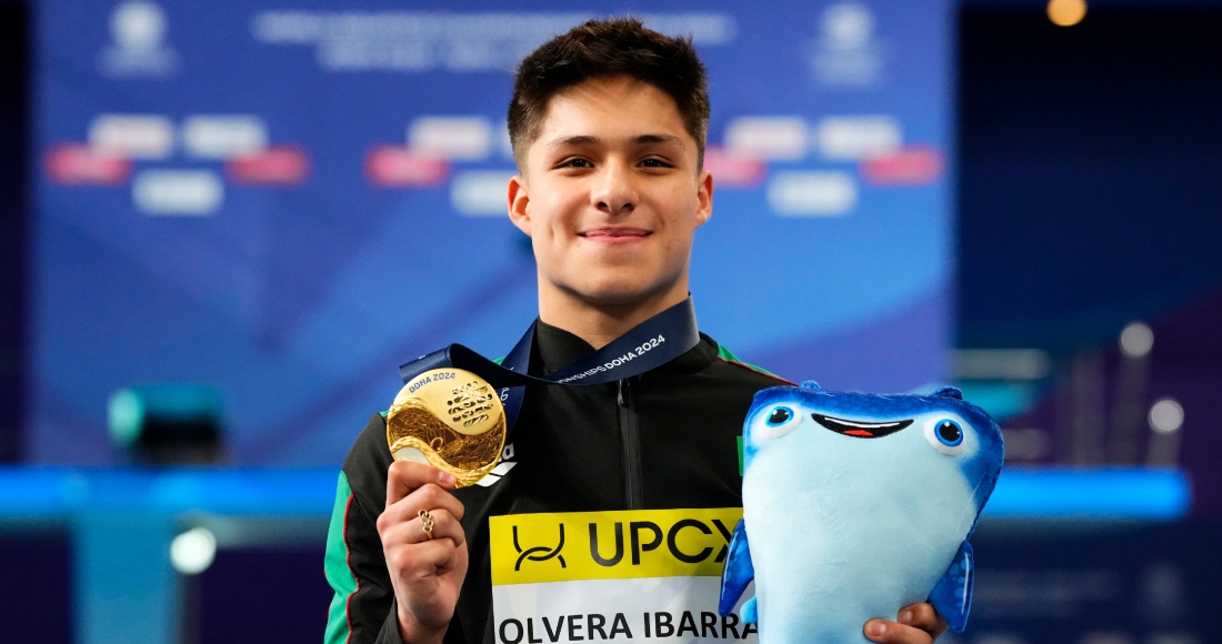 El mexicano Osmar Olvera Ibarra posa con la medalla de oro tras conquistar la prueba de trampolín de 1 metro durante el Campeonato Mundial de Natación que se realiza en Doha, Qatar el sábado 3 de febrero del 2024.