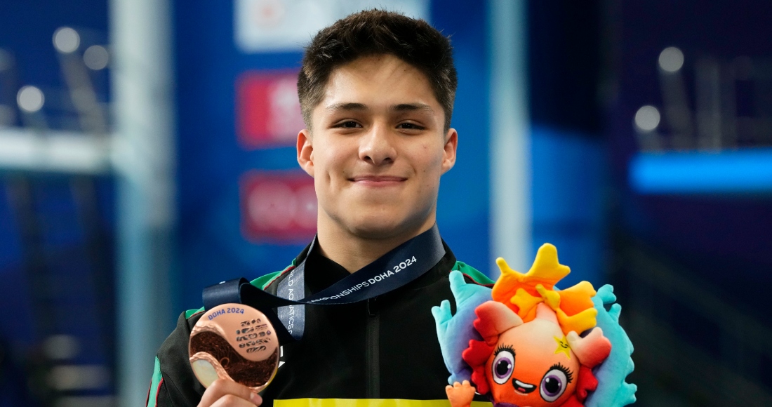 El mexicano Osmar Olvera posa con su medalla de bronce que ganó en el trampolín del Mundial de natación, el miércoles 7 de febrero de 2024.