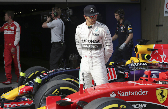 El piloto de Mercedes Lewis Hamilton observa el Ferrari de Kimi Raikkonen tras ganar la pole del Gran Premio de China, en  Shangái, el sábado 11 de abril de 2015.