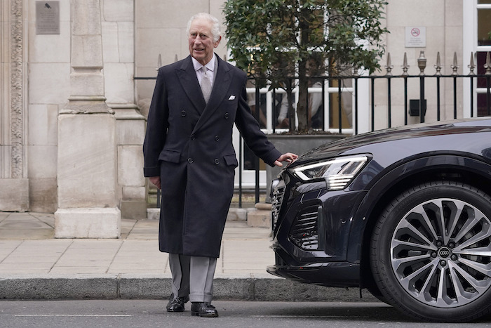 El rey británico Carlos III sale de la Clínica de Londres en el centro de Londres, el lunes 29 de enero de 2024.