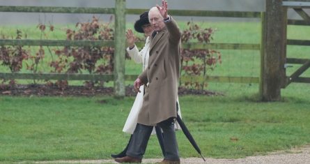 El rey británico Carlos III y la reina Camilla saludan a los fieles tras asistir a una misa dominical en la Iglesia de Santa María Magdalena, en Sandringham, Inglaterra, el domingo 11 de febrero de 2024.