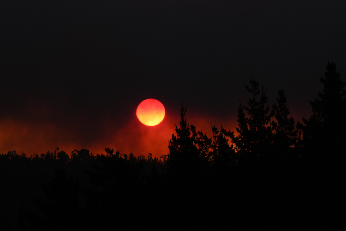 El sol se pone en medio de los incendios forestales el 3 de febrero de 2024, en Viña del Mar, Chile.