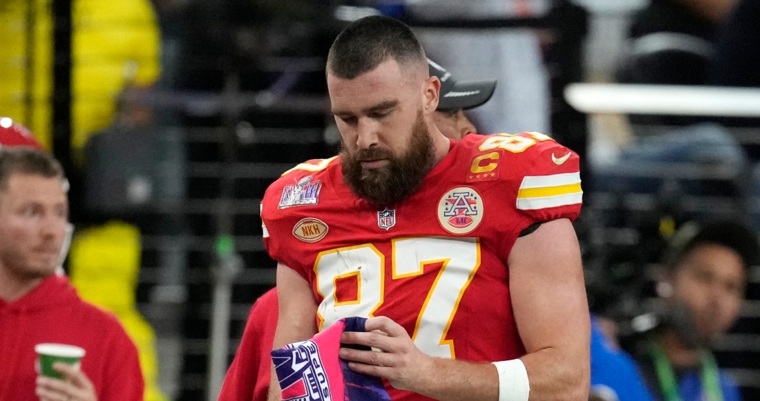 El tight end Travis Kelce (87), de los Chiefs de Kansas City, camina en la banda durante la primera mitad del Super Bowl 58 en contra de los 49ers de San Francisco, el domingo 11 de febrero de 2024, en Las Vegas.