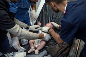 En esta imagen de archivo, un niño herido en un bombardeo israelí en la Franja de Gaza es atendido en un hospital en Jan Yunis, el 1 de diciembre de 2023. Foto: Fatima Shbair, AP.