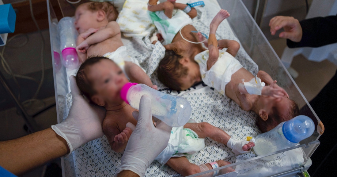 En esta imagen de archivo, médicos preparan a bebés prematuros para trasladarlos a Egipto tras ser evacuados del hospital de Shifa, en la Ciudad de Gaza, a un centro en Rafah, en la Franja de Gaza, el 20 de noviembre de 2023. Foto: Fatima Shbair, archivo AP.