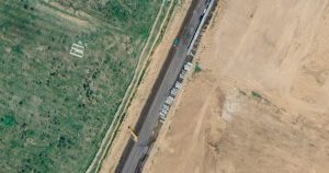 Egipto levanta un muro cerca de Gaza ante posible ofensiva en Rafah, según imágenes satelitales