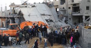 Palestinos supervisan la destrucción causada por un ataque israelí sobre un edificio residencial en Rafah, en el sur de la Franja de Gaza, el 16 de febrero de 2024.