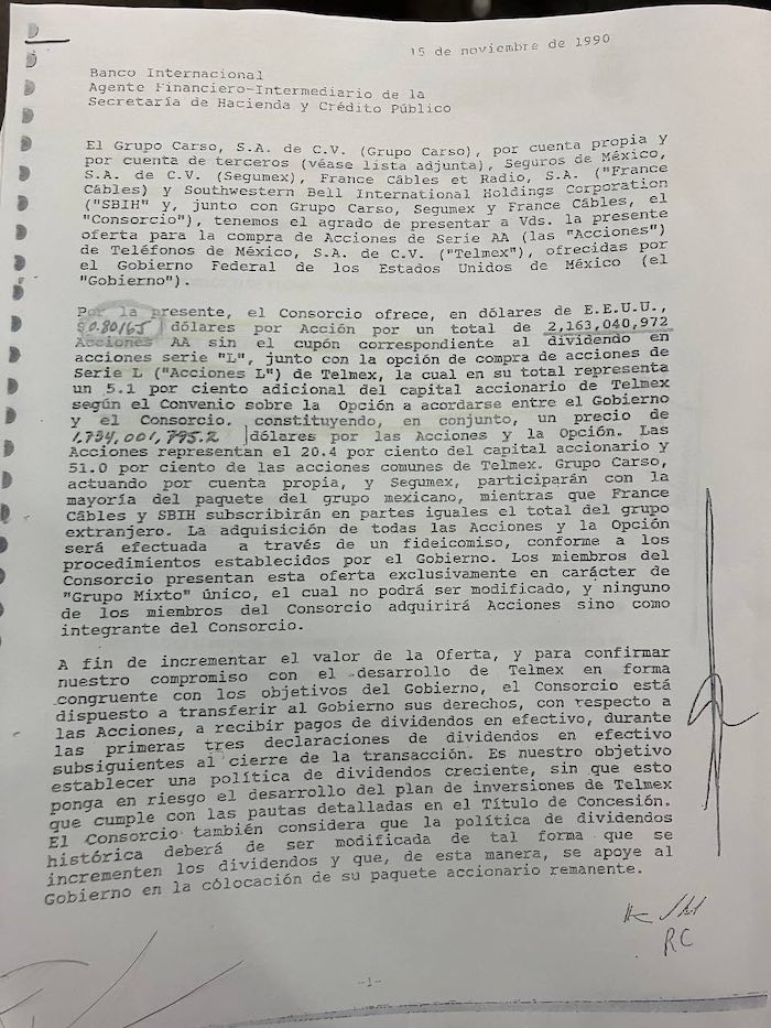 Slim Helú repartió varias hojas a las y los periodistas con información sobre la evolución de su riqueza.