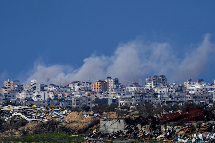 Humo emana tras un bombardeo israelí en la Franja de Gaza, visto desde el sur de Israel, el domingo 4 de febrero de 2024.