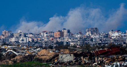 Humo emana tras un bombardeo israelí en la Franja de Gaza, visto desde el sur de Israel, el domingo 4 de febrero de 2024.