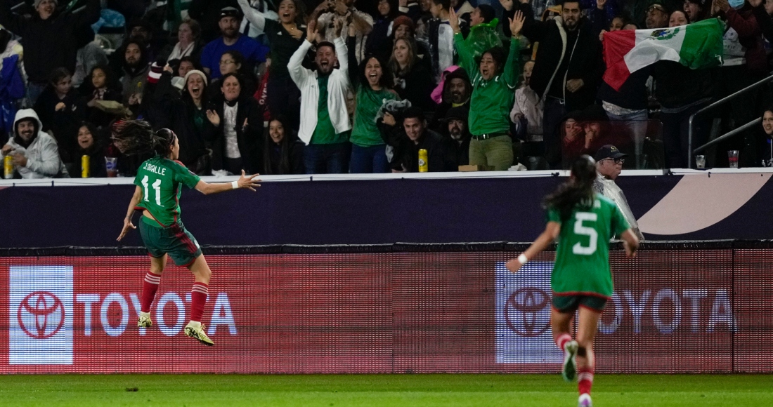 Jacqueline Ovalle (11), de México, celebra después de marcar el primer gol de la selección mexicana mientras que la defensa Karen Luna (5) corre para alcanzarla durante el juego de futbol de la Copa Oro Femenina de Concacaf contra Estados Unidos, el lunes 26 de febrero de 2024. en Carson, California.